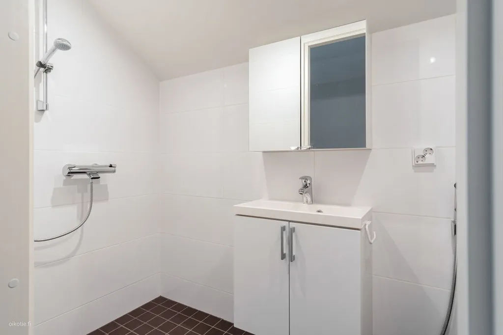 Bathrooms - Modernised Detached House with Sauna in Hämeenlinna