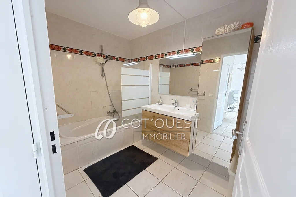 Bathrooms - 2-Bedroom Apartment with Sea View in Nice Ouest