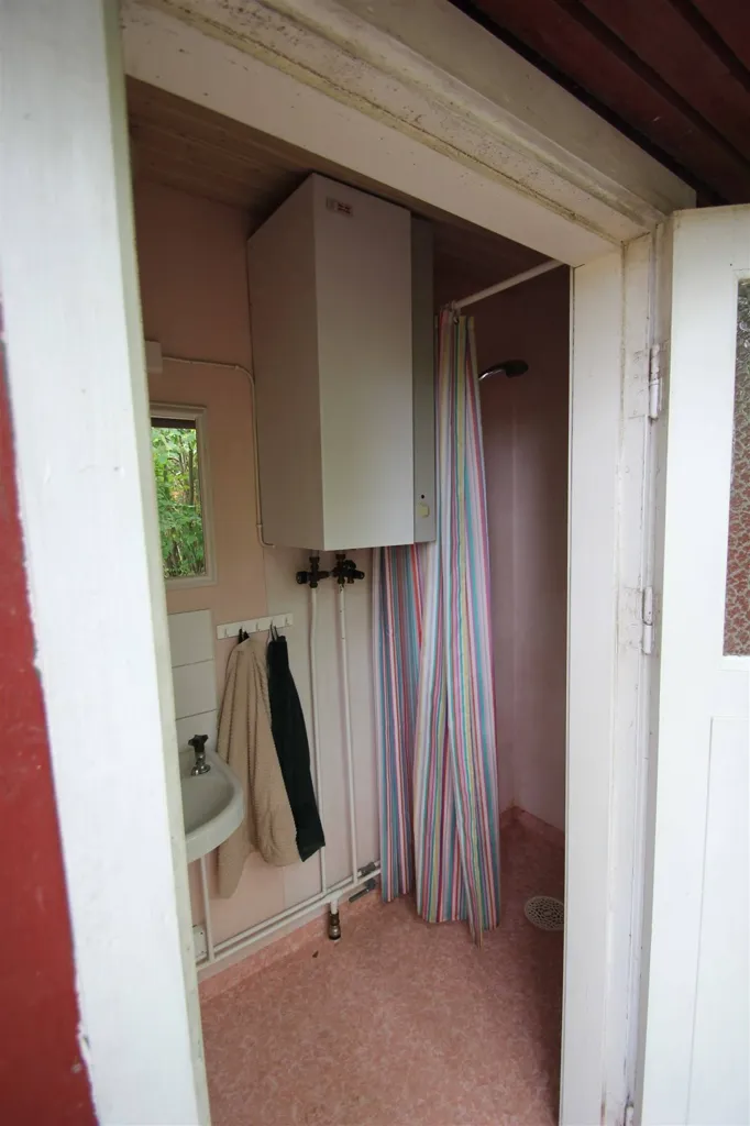 Salles de bain - 1960s Cottage on Freehold in Gotland