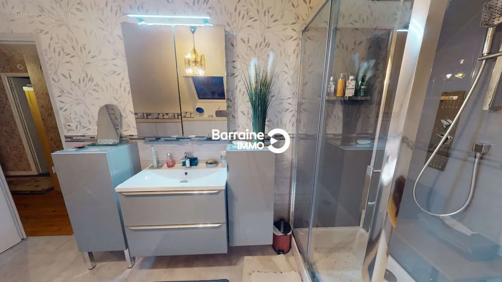 Bathrooms - Spacious House with Garden in Brest - Le Guelmeur