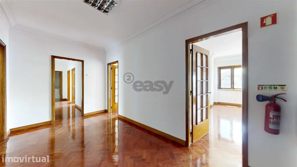 Esik - Modernised Office with Lift in Arroios, Lisbon
