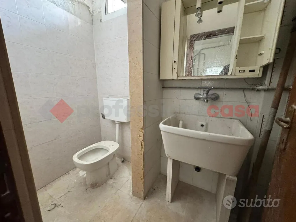 Salles de bain - Versatile Workshop with Outdoor Space in Pulsano