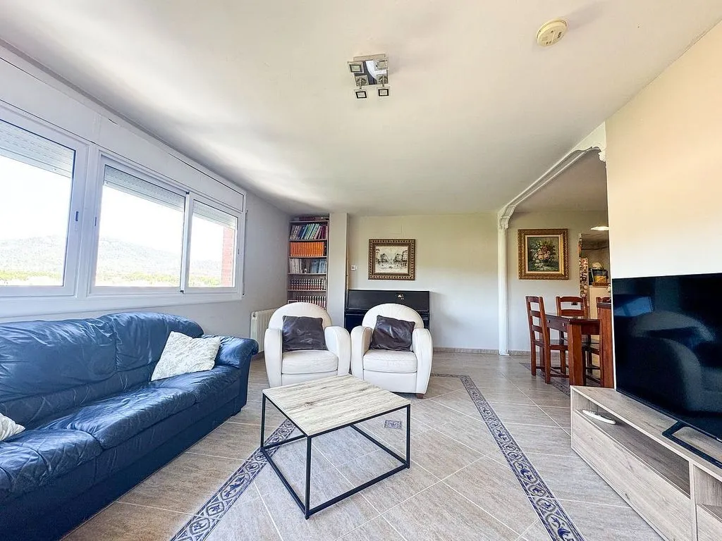 Corner Flat with Balcony in Sentmenat