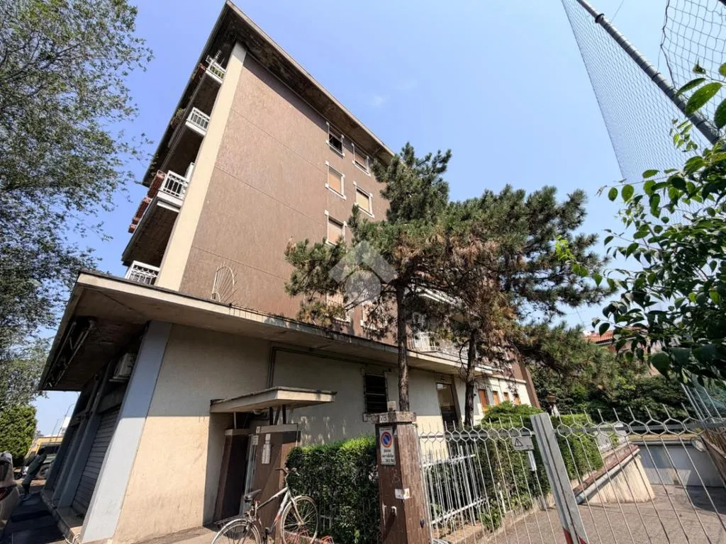 Esterno - Trilocale with Balcony in Brescia