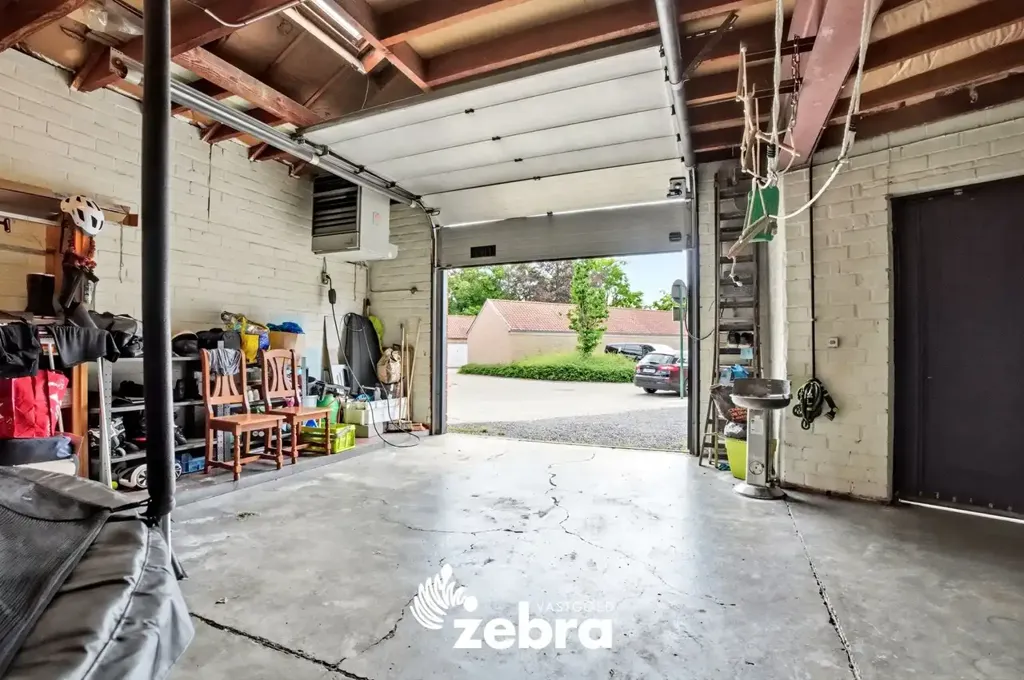 Garaaž - Mixed-Use Property with Garage in Sint-Kruis