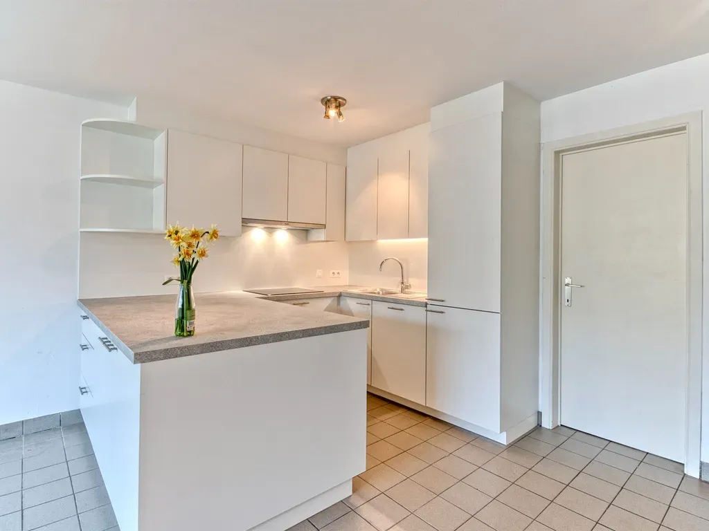 Cuisine - Appartement Rénové avec Parking Gratuit à Bredene