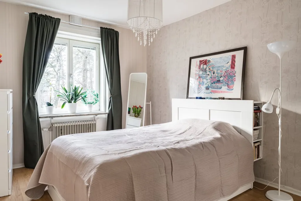 Magamistoad - Efficient 1960s Flat with South-West Balcony in Solberga