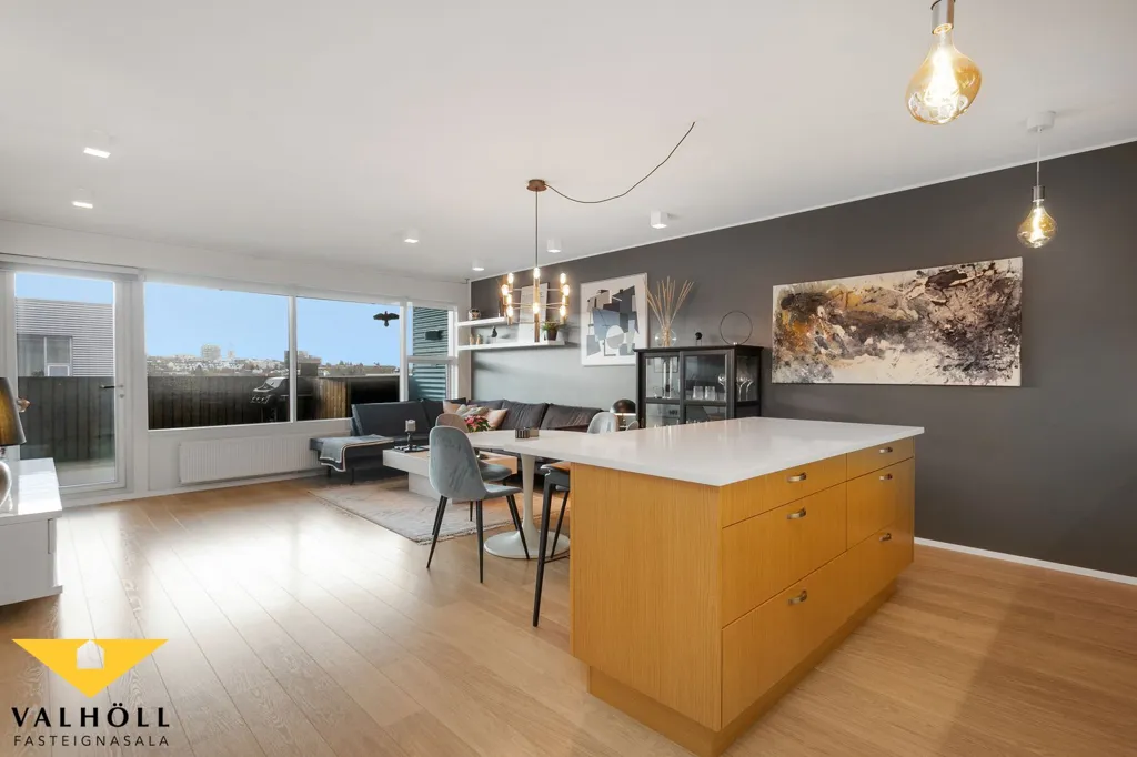 Soggiorno - Accessible Three-Bedroom Flat with Balcony in Akrahverfi