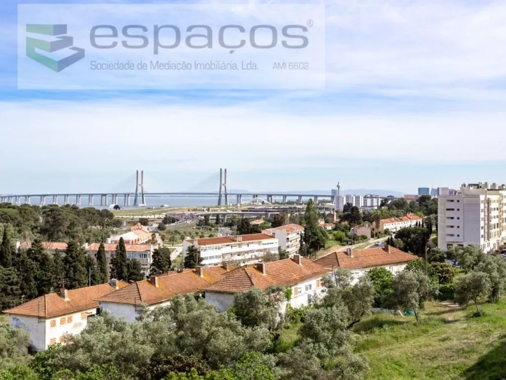 Luxury Apartment with River View in Bobadela