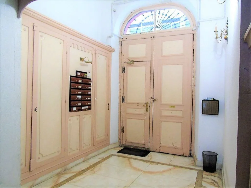 Entrée - Historic Apartment with Balcony in City Centre