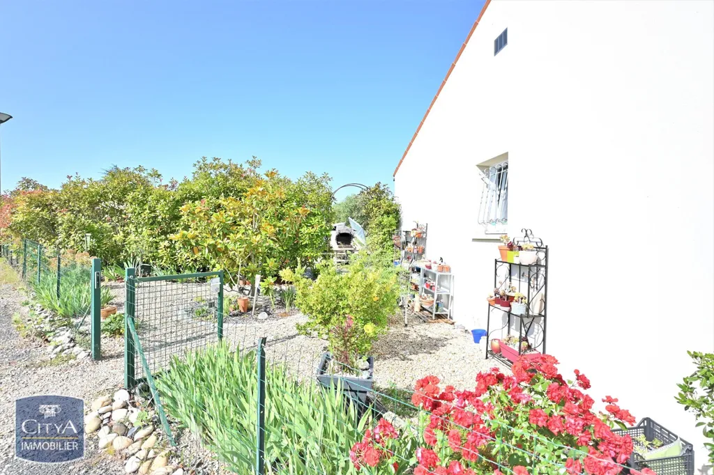 Jardin - Maison Contemporaine avec Jardin à Arces