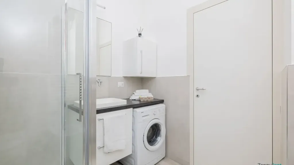 Salles de bain - Brightly Laid-out Flat with Balcony in Milan