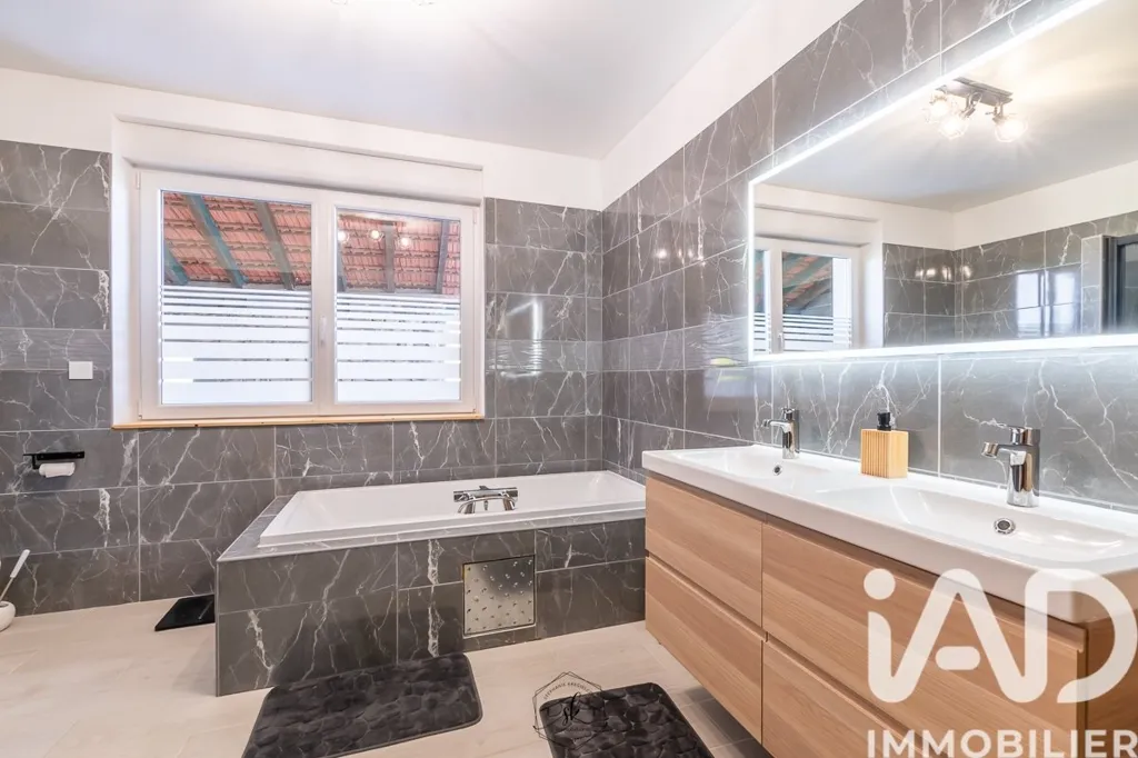 Salles de bain - Villa Rénovée avec Jardin à Thionville