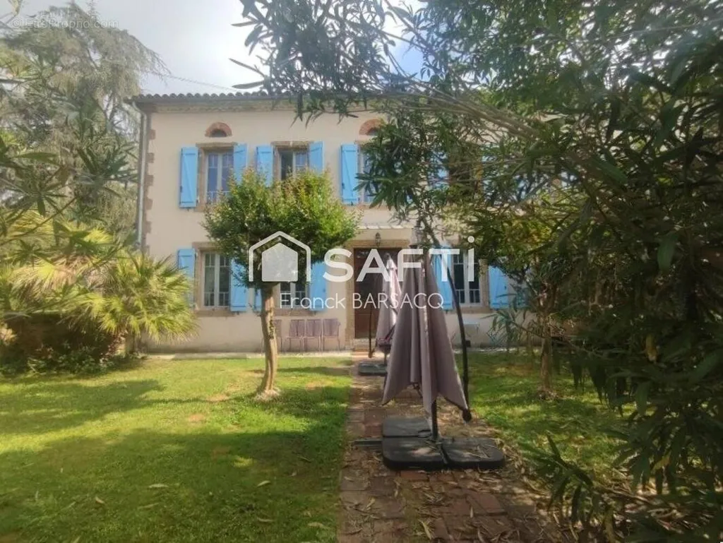 Exterior - House with Pool in Estang
