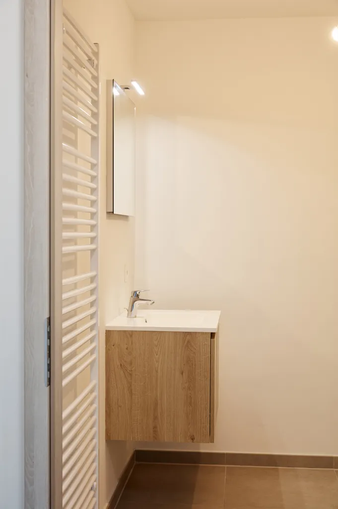Salles de bain - Appartement Moderne avec Parking Privé à Lisières d'Havré