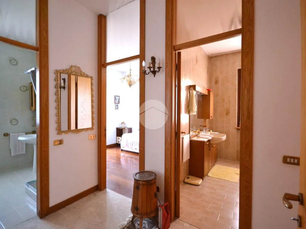 Esik - Detached Villa with Garden in Vittuone