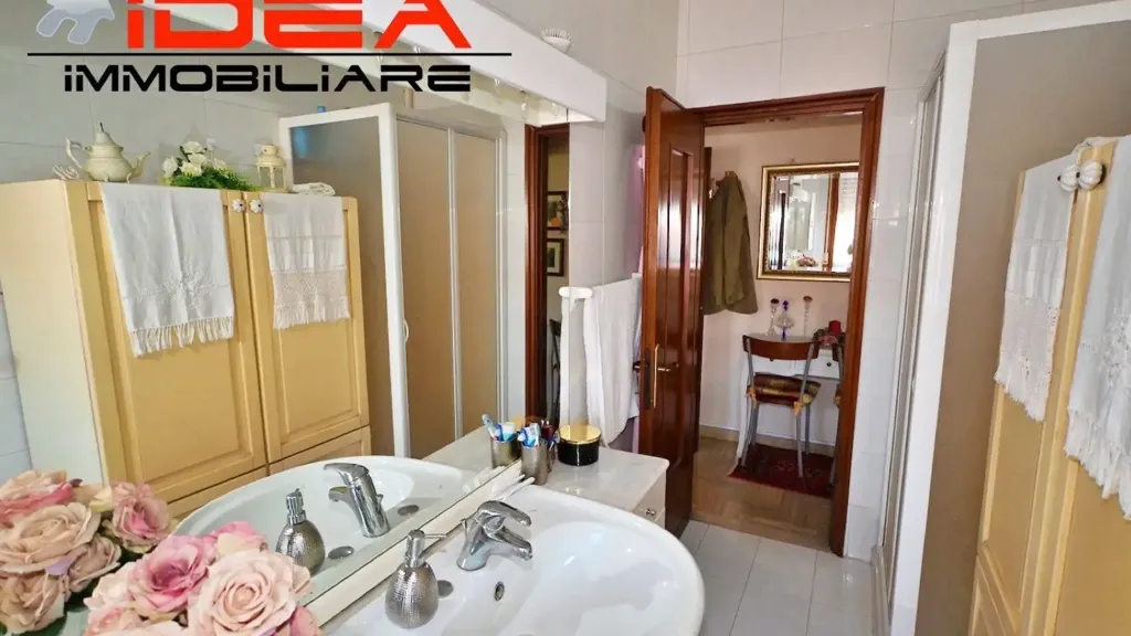 Bathrooms - Five-Bedroom Apartment with Balcony in Modena