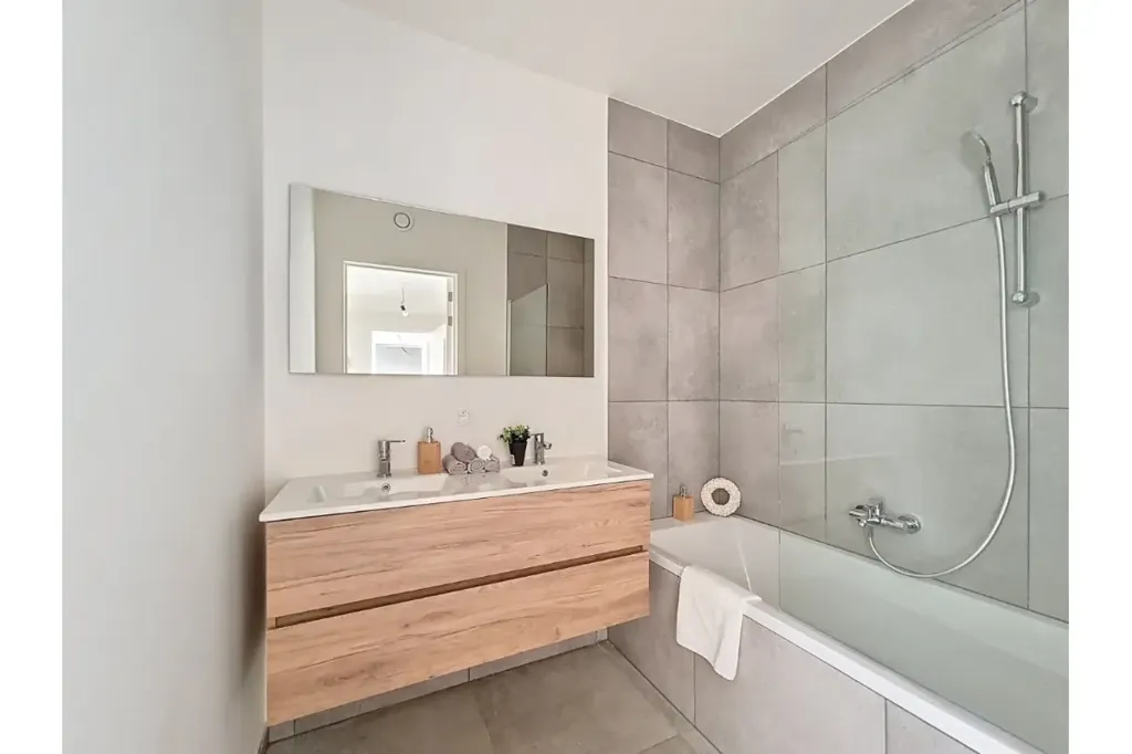 Salles de bain - Maison Neuve avec Terrasse et Vue sur les Collines à Renaix