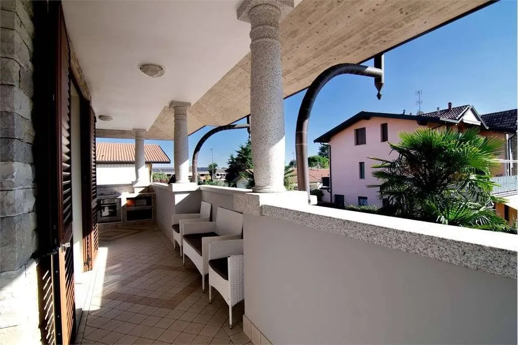 Terrace - Luxury Villa with Private Garden in Boltiere