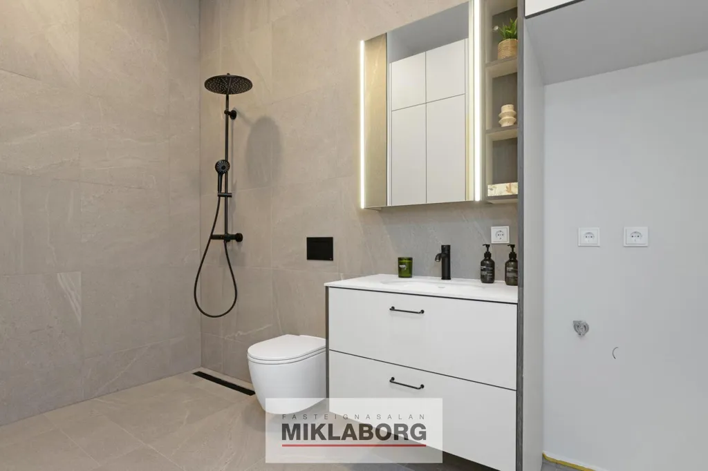 Bagni - New Flat with Balcony in Hafnarbraut