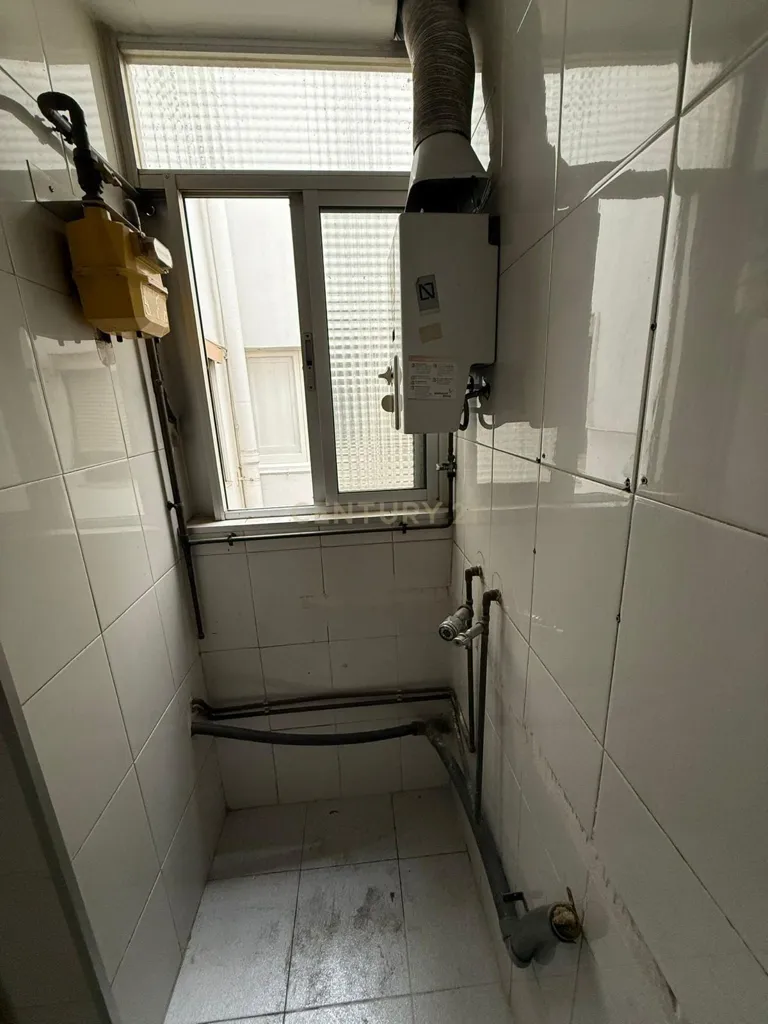 Buanderie - Apartment with Balcony for Renovation in Centre