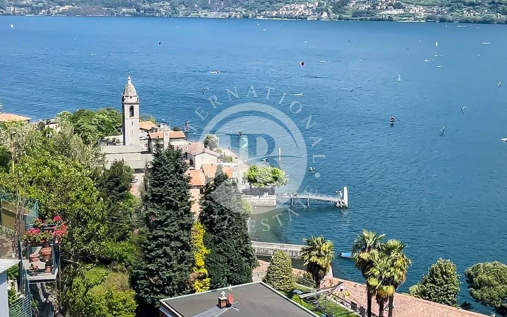 Luxury Penthouse with Lake Views in Cremia