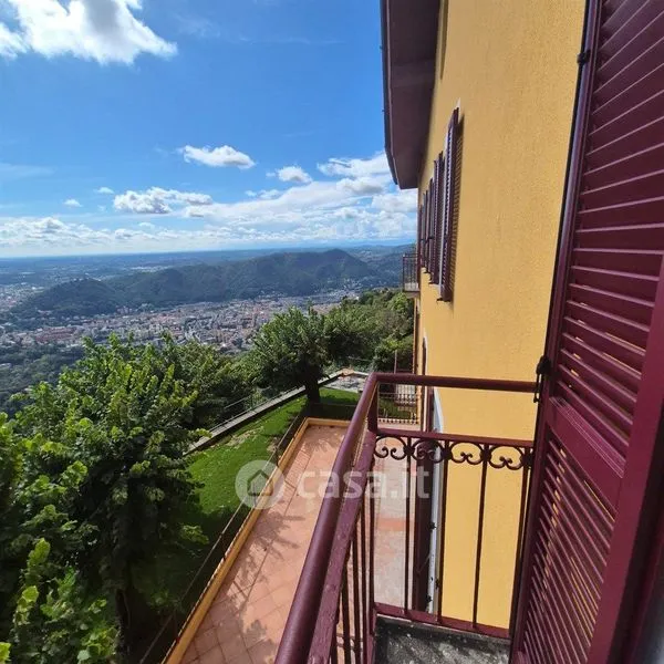 Balcon - Duplex with Garden View in Camnago Volta, Como