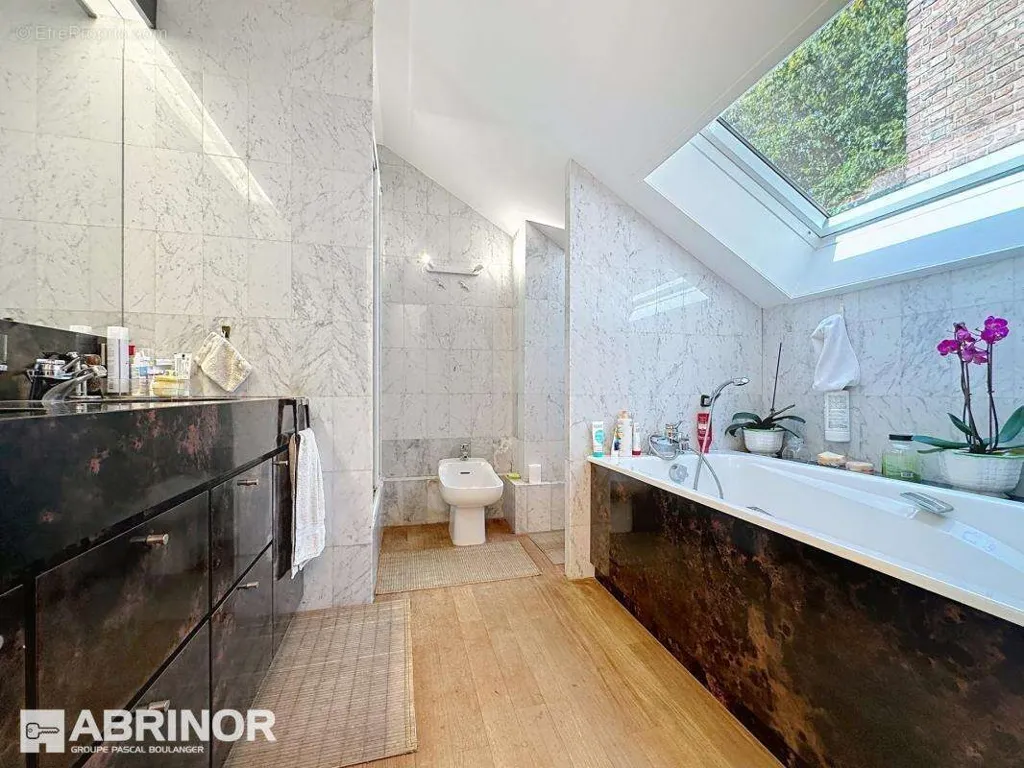 Salles de bain - Villa d'Architecte dans un Écrin de Verdure à Wasquehal