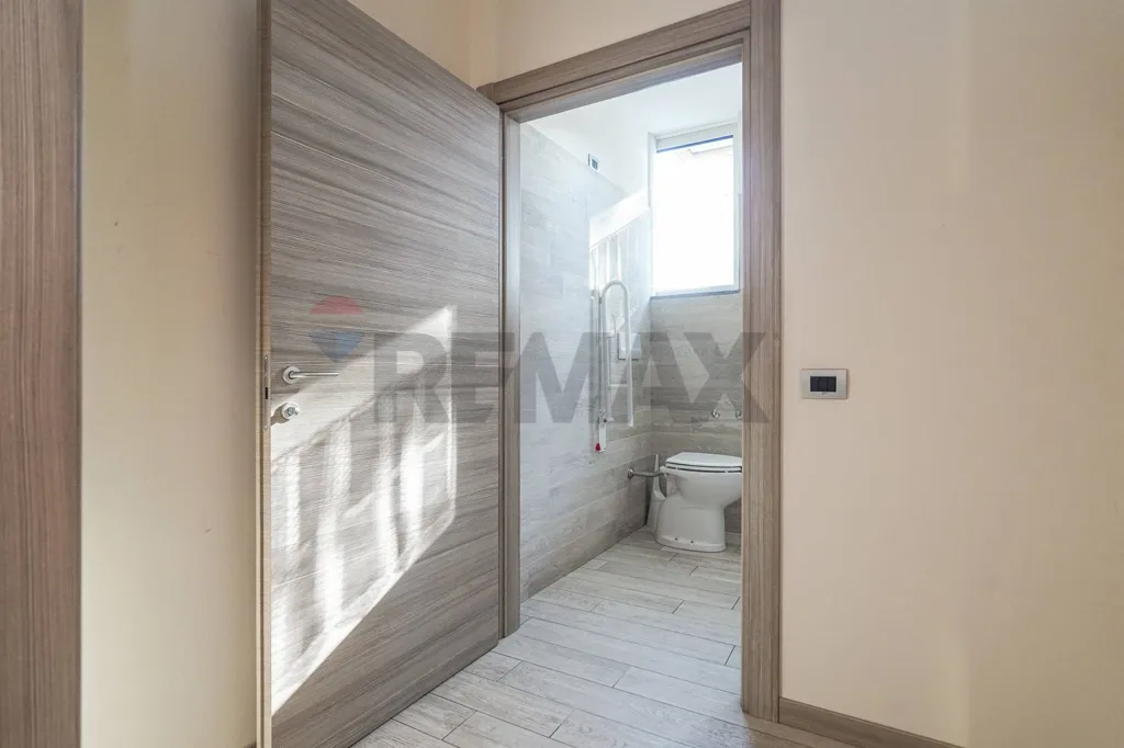 Ingresso - Retail Space with Frontage on Via Roma, Valbrembo