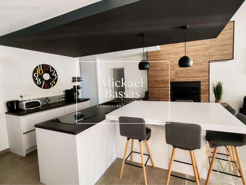 Cuisine - Villa Contemporaine avec Piscine à Rigarda