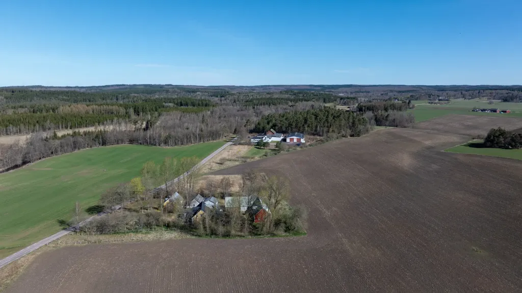 Õhuvaade - Divided Farm with Development Potential in Göstorp
