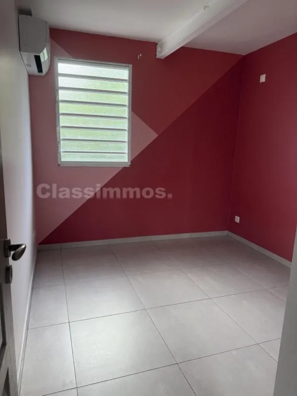 Toad - Spacious F4 Flat with Terrace in Lamentin