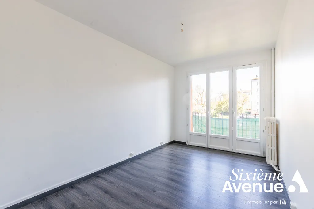 Toad - 3-Bed Flat with Balcony in Viry-Châtillon