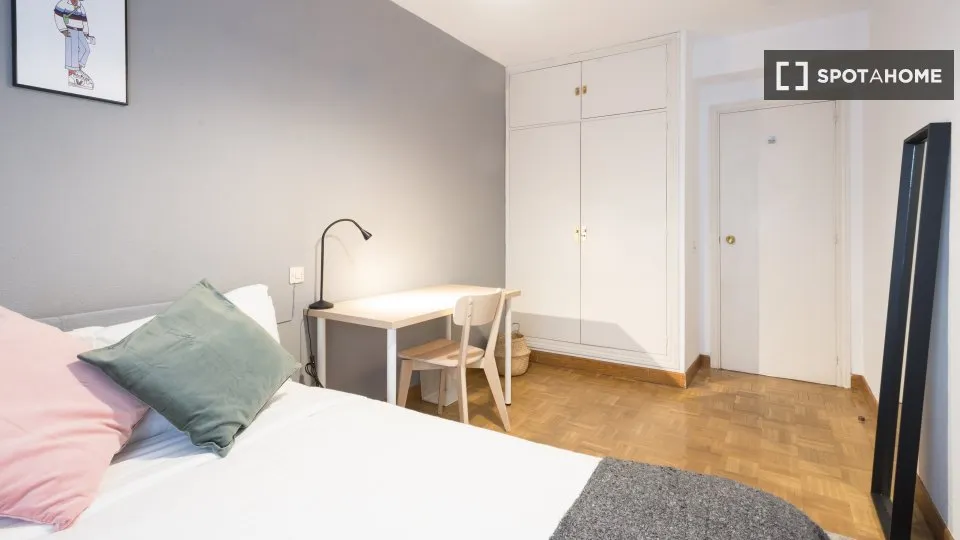 Chambres - Shared Flat with Retiro Park View in Madrid