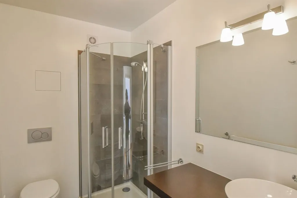 Salles de bain - Appartement avec Parquet et Cheminée à Sablon