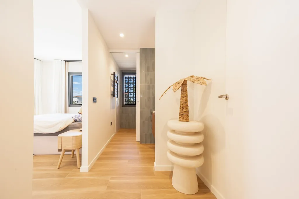 Flur - Contemporary Villa with Private Mooring in Empuriabrava