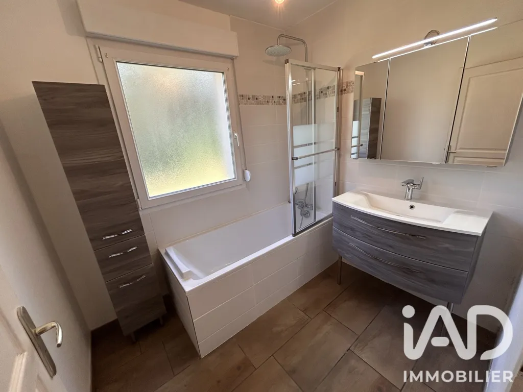 Salles de bain - Appartement avec Terrasse Couverte à Bousse