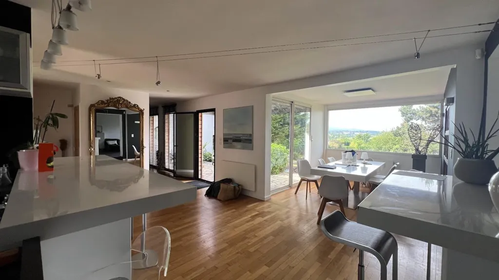 Köök - Renovated Villa with Pool in Lissieu