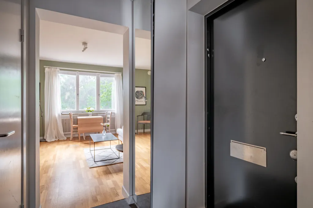 Entrée - Compact Two-Bedroom in Central Lidingö