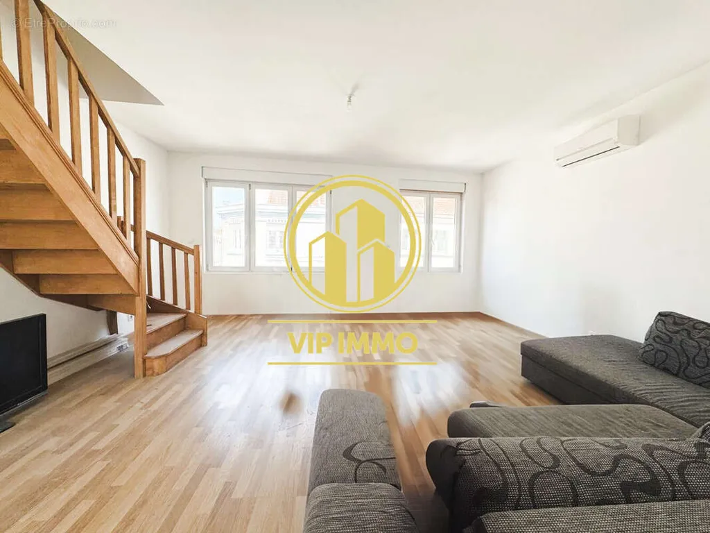 Living Room - Duplex Apartment with City Centre Proximity in Lille