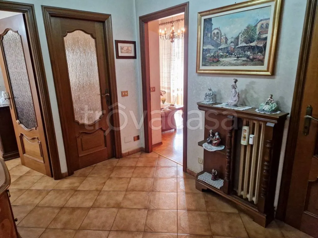 Entrée - Apartment with Three Exposures in Turin