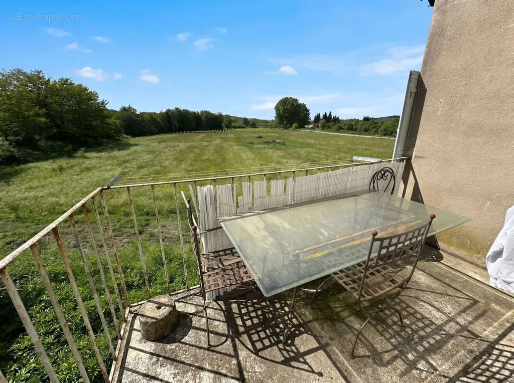 Balcon - Bâtisse Atypique avec Jardin près de Nîmes