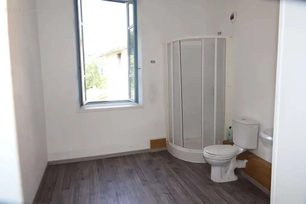 Vannitoad - Renovated Multi-Unit Building with Parking in Foix