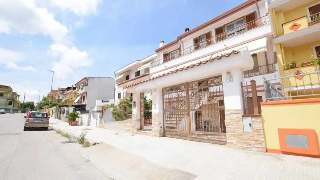 Välivaade - Terraced Villa with Solar Panels in Nuoro