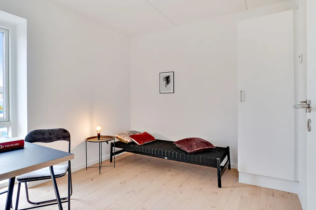 Dormitorios - Three-Room Apartment with Balcony in Frederikssund