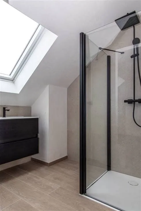 Salles de bain - Appartement 3 Chambres avec Terrasse au Centre de Dworp