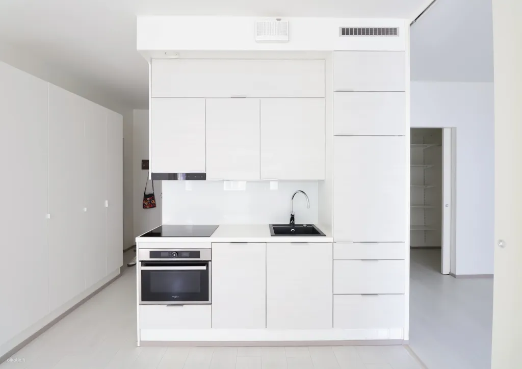 Köök - Modern Flat with Balcony in Kaivoksela, Vantaa