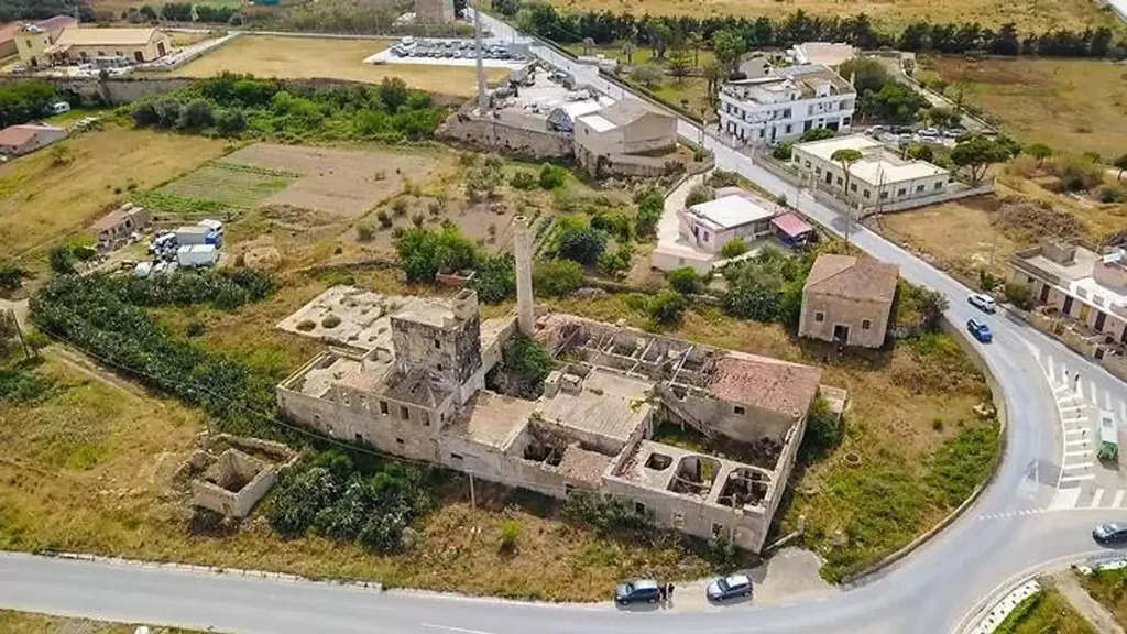 Vue aérienne - Historic Distillery with Seafront in Marzamemi
