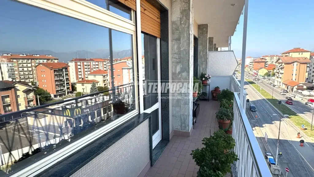 Rõdu - Rearranged Apartment with Balcony in Collegno