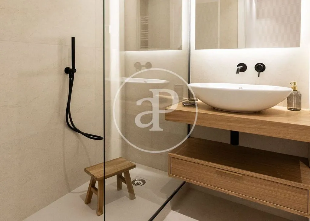 Bathrooms - Luxury Flat with High Ceilings in Salamanca